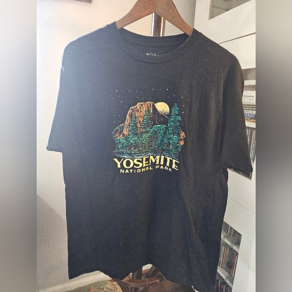Columbia Mens "Yosemite National Park" Tee. Large